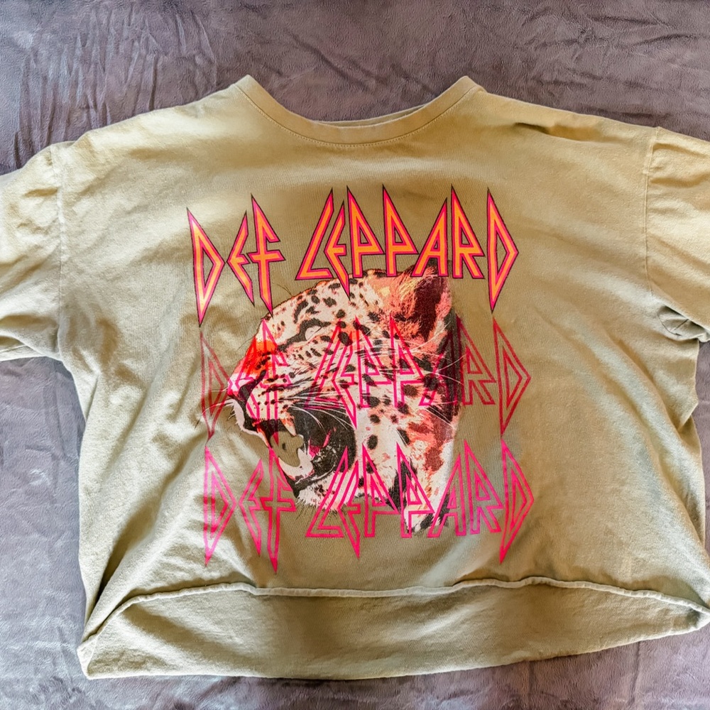 Women’s Def Leppard cropped Graphic Tee - Olive Green
